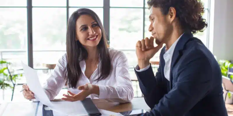 Người chơi đọc điều khoản điều kiện F168 trước khi tham gia